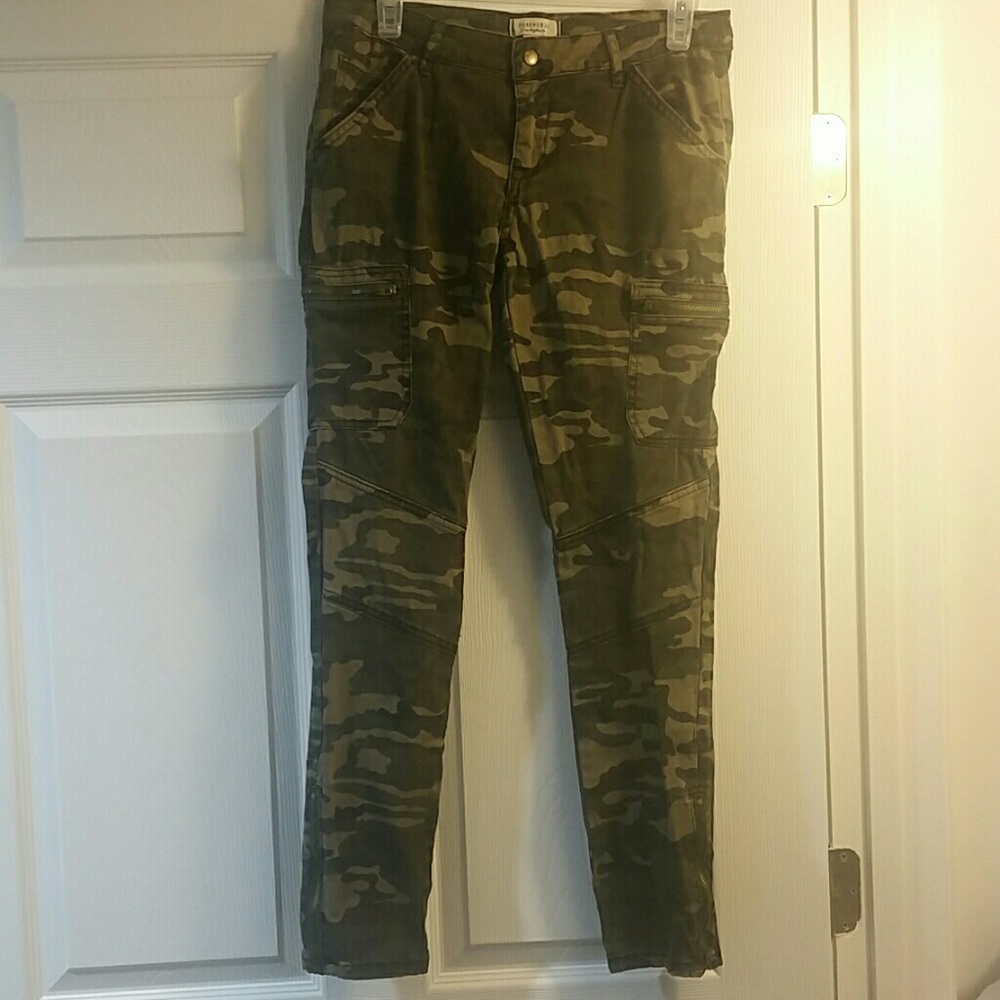 Woman Camouflage pants